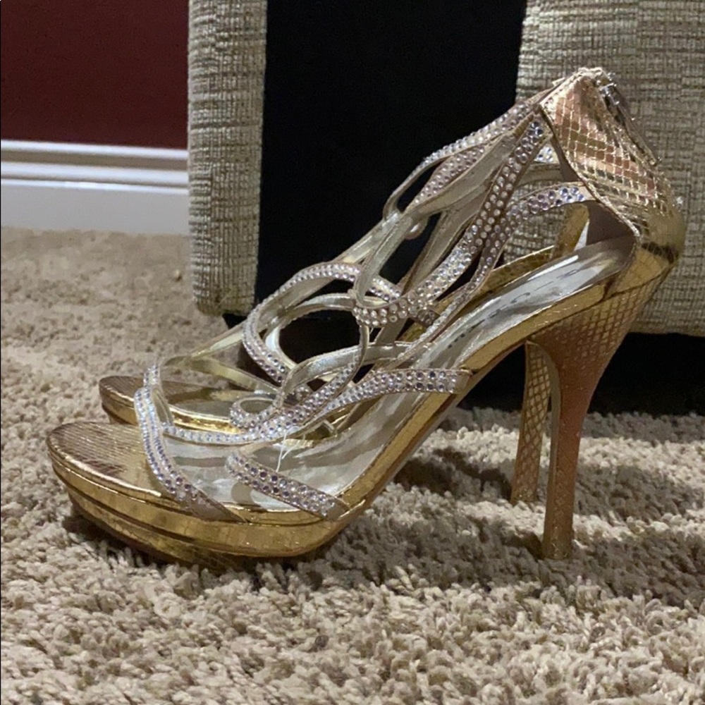 Open toed-lace strapped high heels